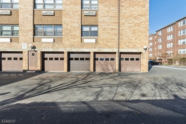Building Photo - 22 Riverside Dr