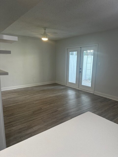 Building Photo - Beautifully Remodeled 4Bed/2.5Bath Townhome