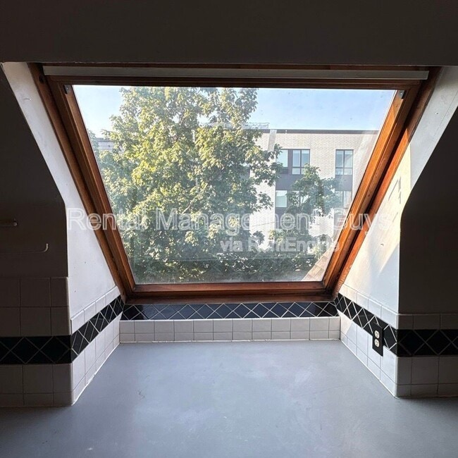 Building Photo - 2647 Girard Ave S