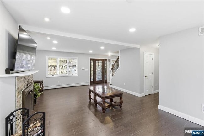 Building Photo - 473 Lincoln Dr