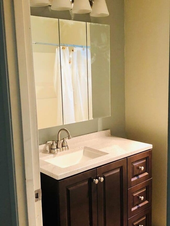 Building Photo - Townhouse in Desirable University Place Ne...
