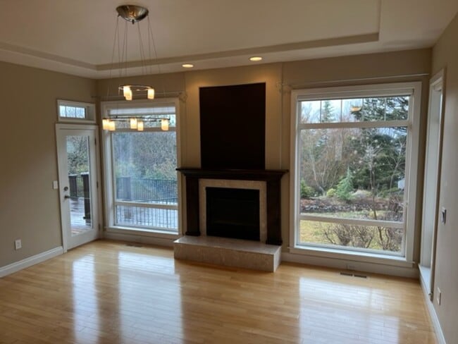 Building Photo - SPACIOUS & STYLISH CUSTOM HOME- 4 BEDROOMS...
