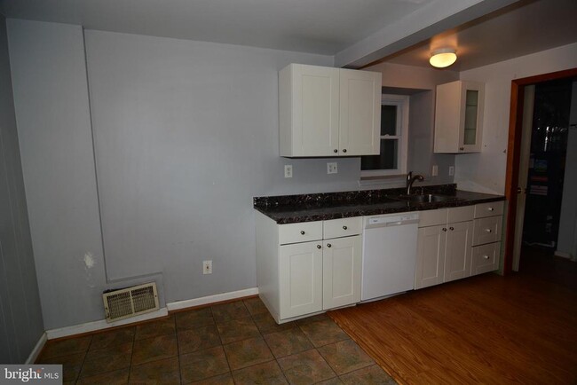 Building Photo - 10647 Maple St