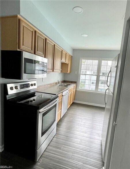 Building Photo - 620 Shoreham Ct