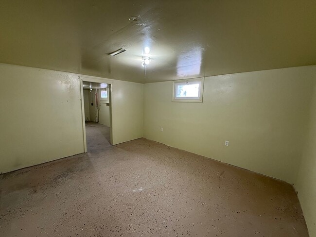 Building Photo - Two bedroom, one bathroom, pet friendly home located in Scottsbluff, NE.