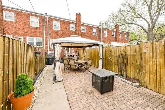 Building Photo - 629 S Henry St