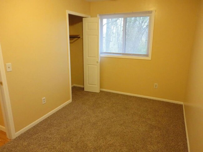 Building Photo - Nice 3 bedroom / 2 bath in Eagan, $1,650