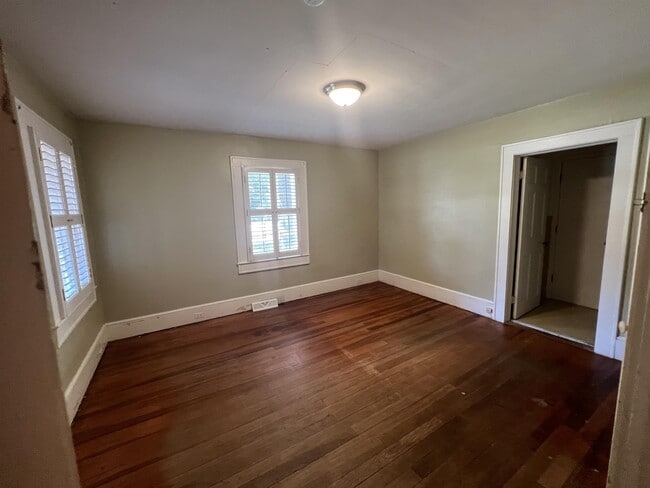 Building Photo - 506 W Farley Ave