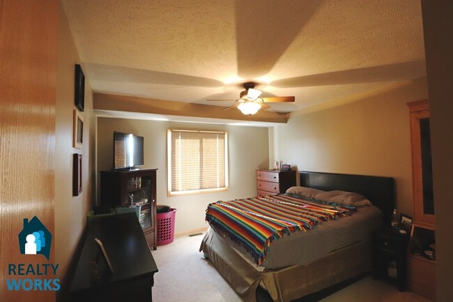 Building Photo - Lovely 2 Bedroom Split Level Home in NW Li...