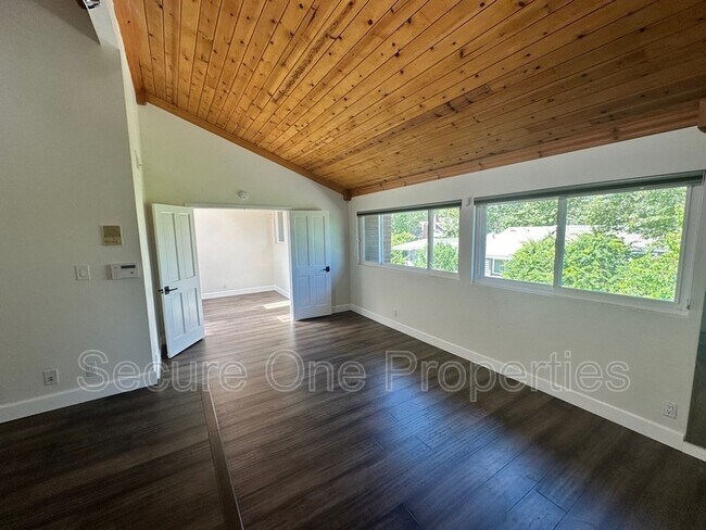 Building Photo - 4671 Club View Dr