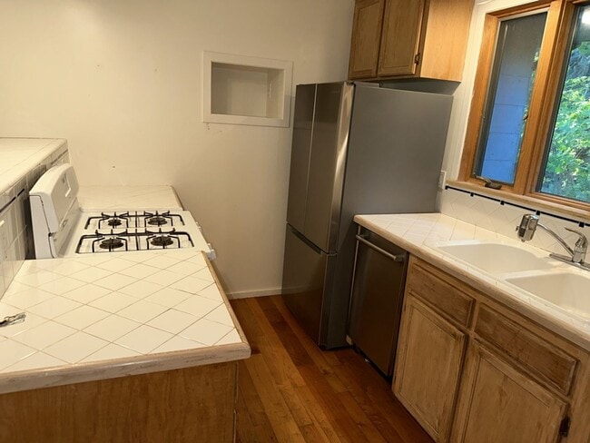 Building Photo - 2000+ sf home is in a great location, pet ...