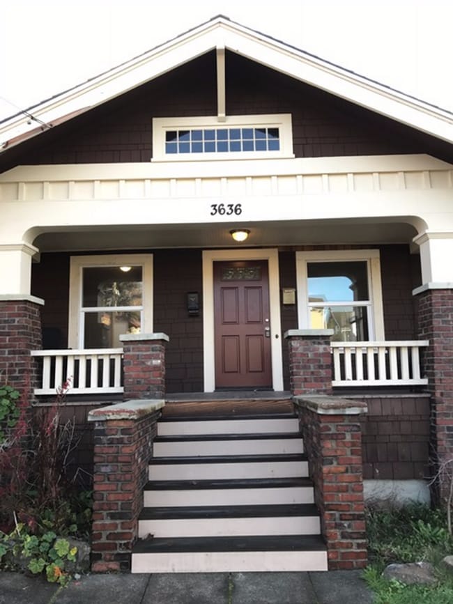 Building Photo - Charming Top Floor Studio of Triplex in a Fantastic Seattle Neighborhood!