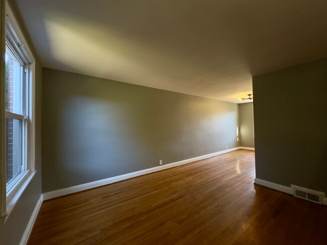 Building Photo - Beautiful Two-Bedroom Parkville Townhome w...