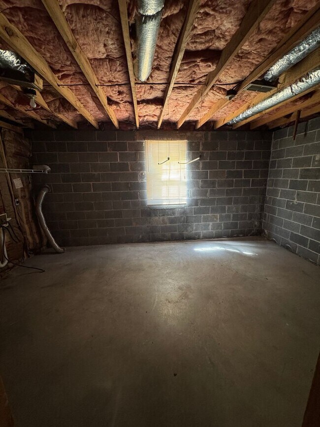 Building Photo - 3 bed, 1.5 bath, 1 car garage split foyer ...