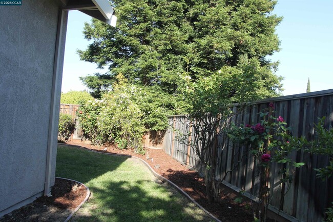 Building Photo - 600 Bourne Ct