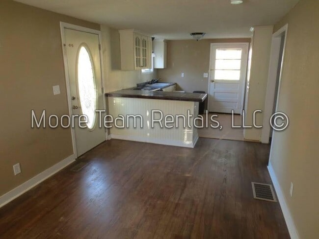 Building Photo - One Bedroom House with Big Flat Yard Near ...