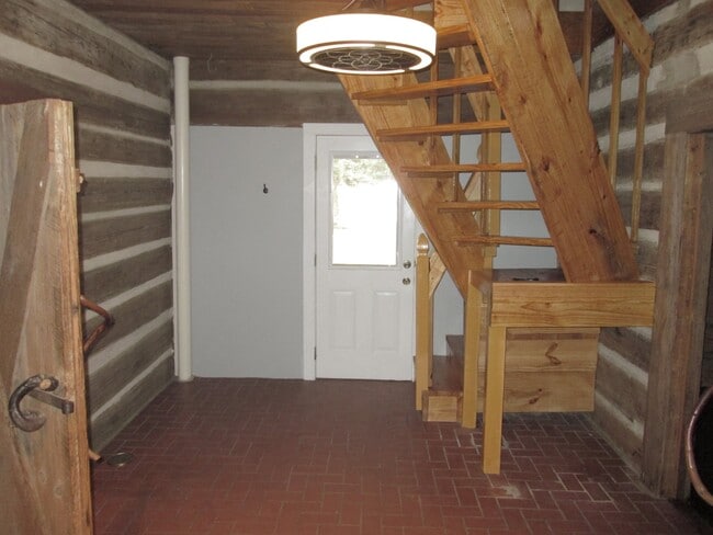 Building Photo - Log cabin