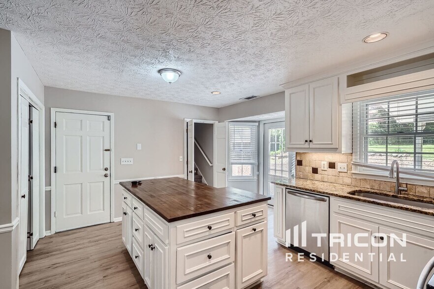 Building Photo - 3321 Manchester Dr SW