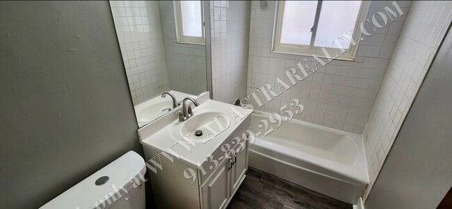 Building Photo - MOVE IN SPECIAL!! Cozy 2 Bed 1 Bath Duplex in KCK-Available NOW!! MOVE IN SPECIAL $400 OFF 2nd Mo...