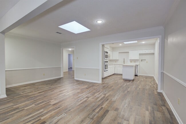 Building Photo - 1402 Forest Home Dr
