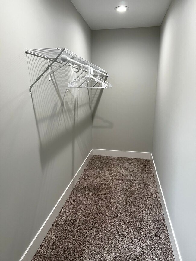 Building Photo - Fully Furnished rental with excellent central location in North cincinnati Suburbs