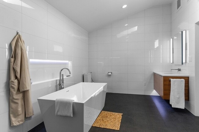 Building Photo - 16831 Thomas Chapel Dr