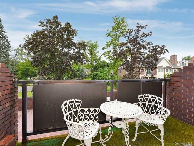 Building Photo - 123 Middle Neck Rd