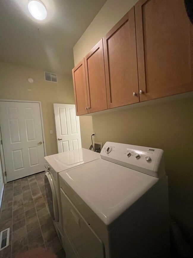 Building Photo - Modern 2-Bed, 2-Bath Condo in Klahanie – E...