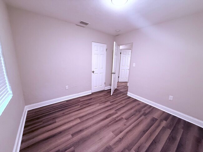 Building Photo - 811 S Lone Oak Dr