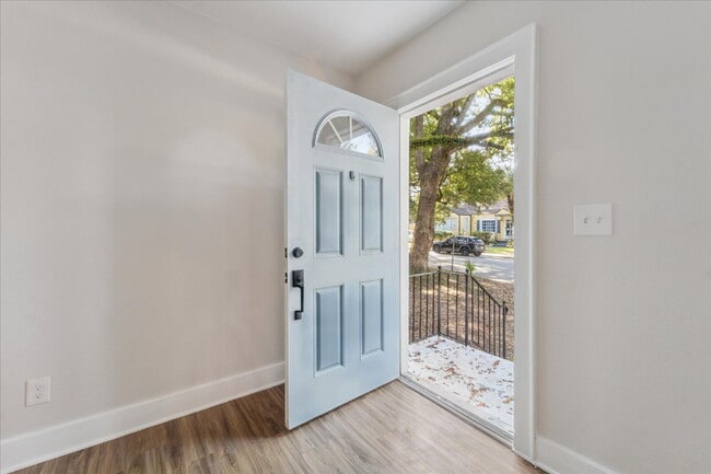 Building Photo - Charming Midtown Home – Updated and Move-I...