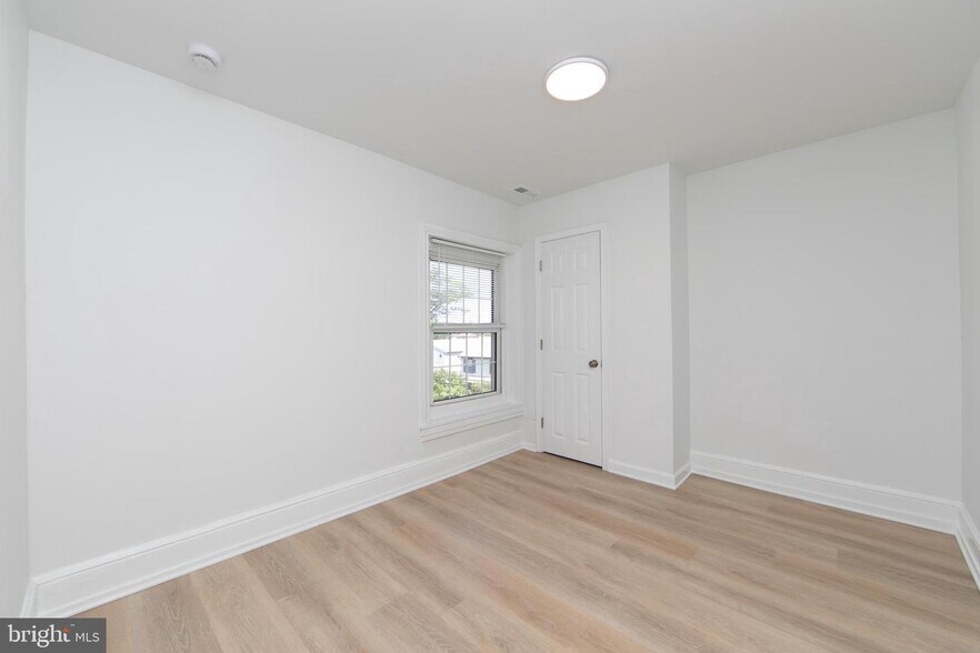 Building Photo - 9 E Holly Ave