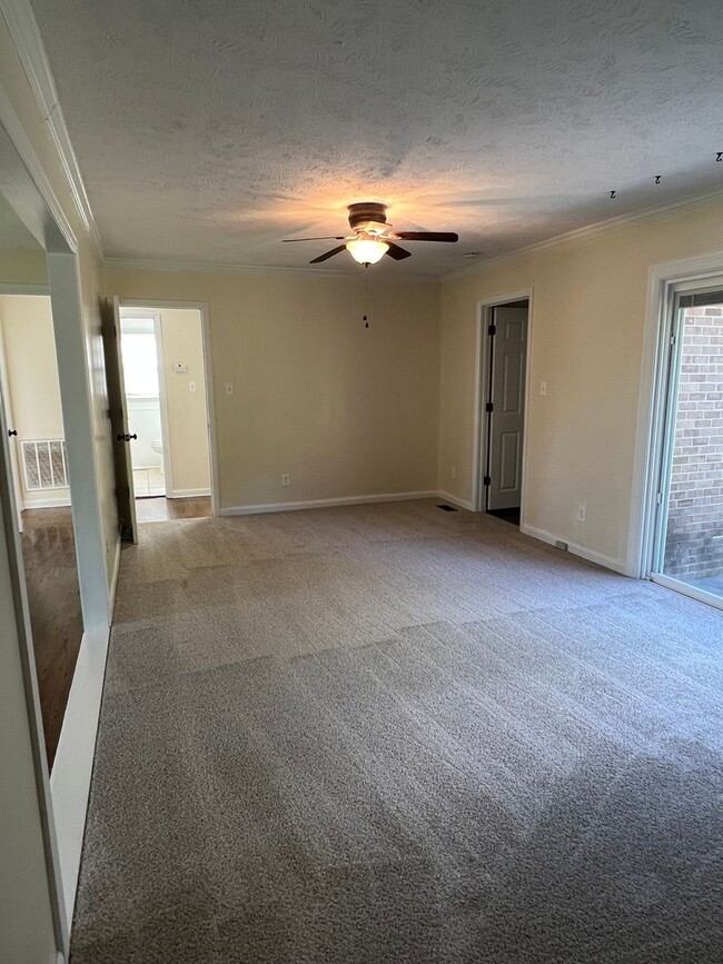 Building Photo - Conveniently Located Home with Fenced Back...