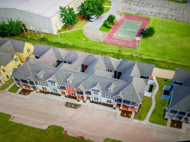Building Photo - Western Townhomes