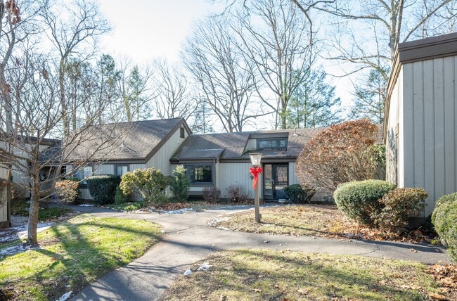 Building Photo - 123 Heritage Vlg