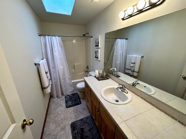 Building Photo - Charming 4 Bed/2.5 Bath Retreat!