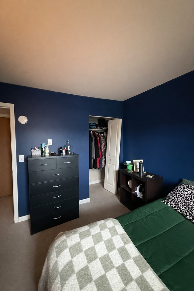 Building Photo - 3 Bedroom 1.5 Bath - Community Pool