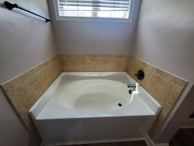 Building Photo - 2244 Lakedale Dr