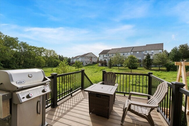 Building Photo - 3B/2.5B End Unit Townhome in Penns Manor A...