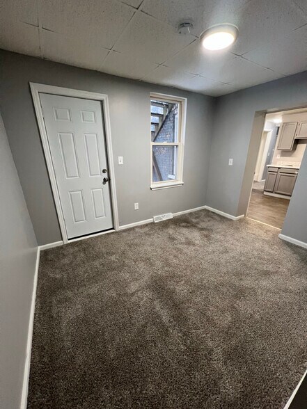 Building Photo - 8 Van Buren St