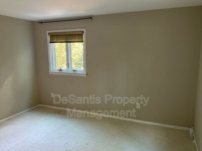 Building Photo - 471 Manordale Rd