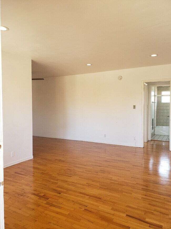 Flooring - 1025 Idaho Ave