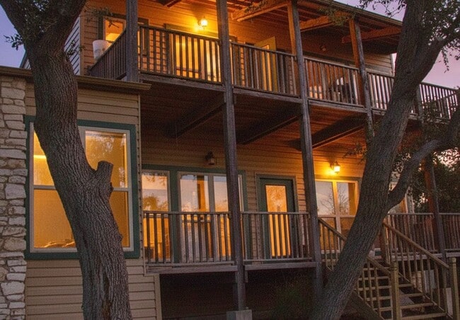 Building Photo - AVAILABLE NOW!