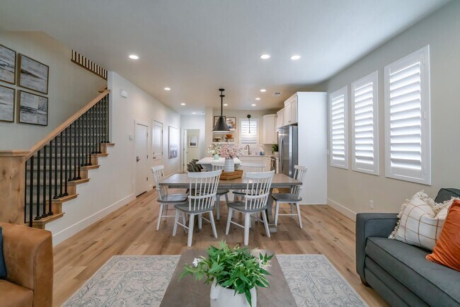 Building Photo - Flexible lease options! Spacious Townhome in Washington