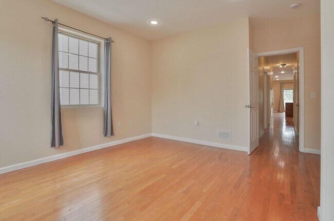 Building Photo - 249 Winfield Ave