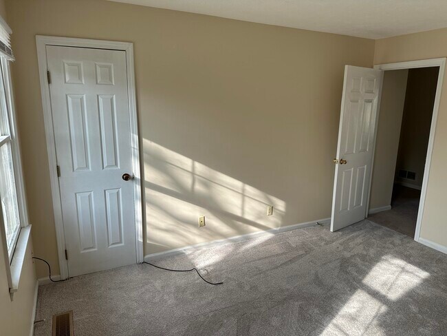 Building Photo - 165 Landings Dr