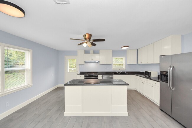 Building Photo - 6214 Diamond Ct