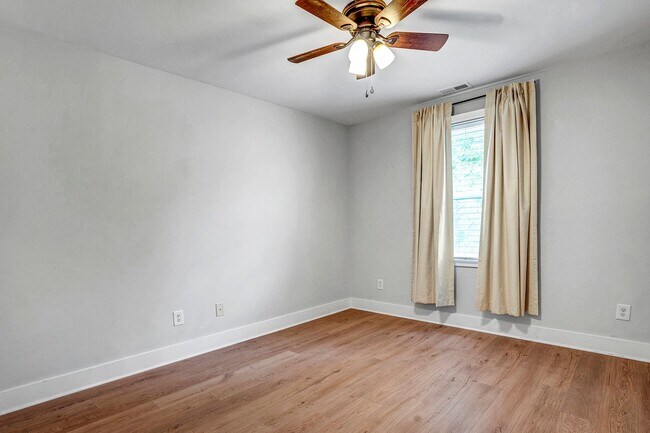 Building Photo - AVAILABLE FOR MOVE-IN AUGUST 10, 2026-BEAUTIFUL HOME ON A HILL!  FIRST FLOOR MASTERBEDROOM!