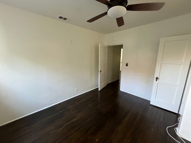Building Photo - Beautiful 2bd/1ba House!