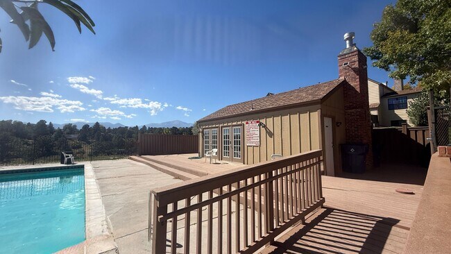 Building Photo - Charming 2 Bedroom Nestled in Discovery at...