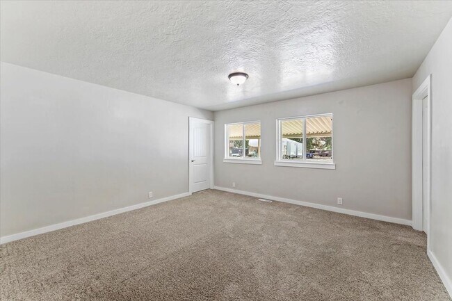 Building Photo - Spacious Middleton Home, Utilities & Lawn Care Included